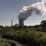 Même en cas de crues extrêmes, les bâtiments importants pour la sécurité des centrales nucléaires suisses ne sont pas menacés. En photo, la centrale de Leibstadt. (archives) KEYSTONE/GAETAN BALLY
